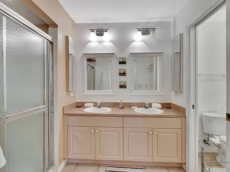 1203 SW 31st Ter — Photo 12