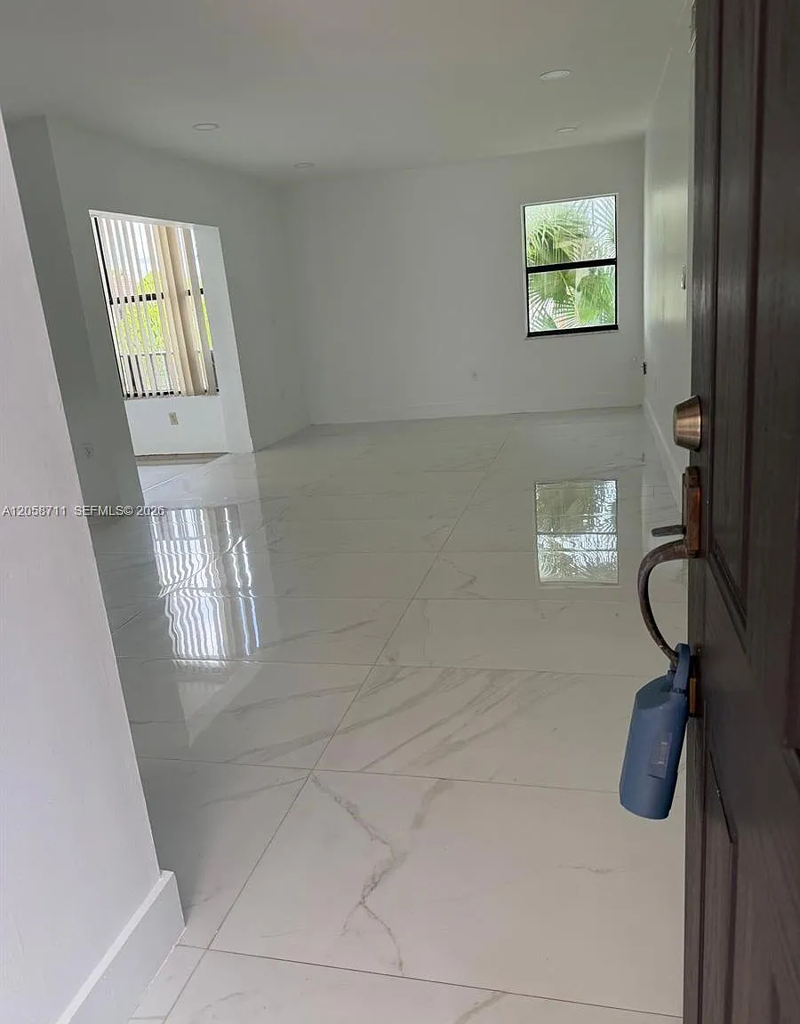 3 bed, 1215 sqft, $3,000 — Photo 1