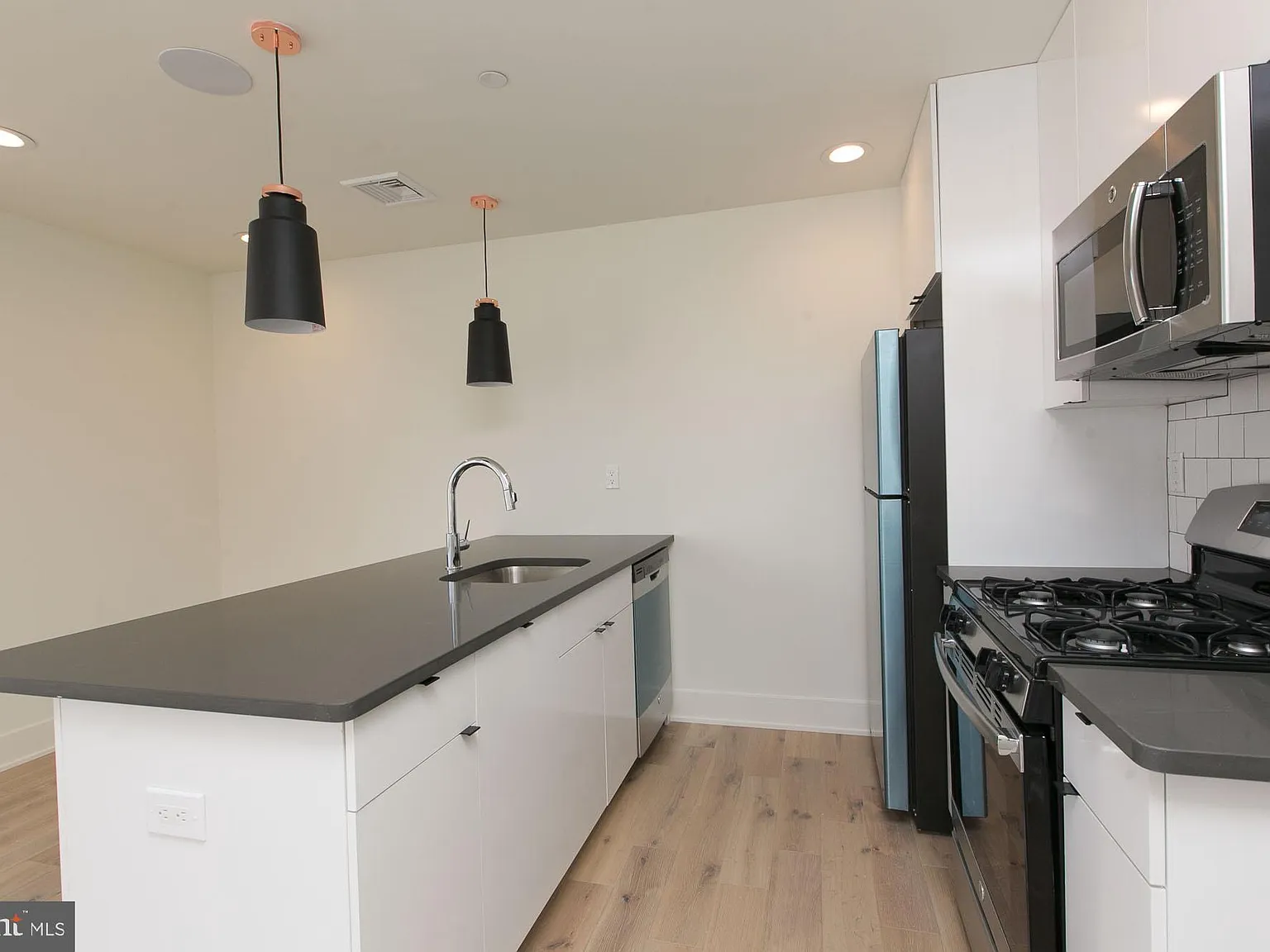 2 bed, 1.5 bath, 900 sqft, $1,999 — Photo 4