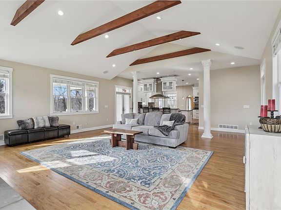 5th image of 964 Thorn Run Rd