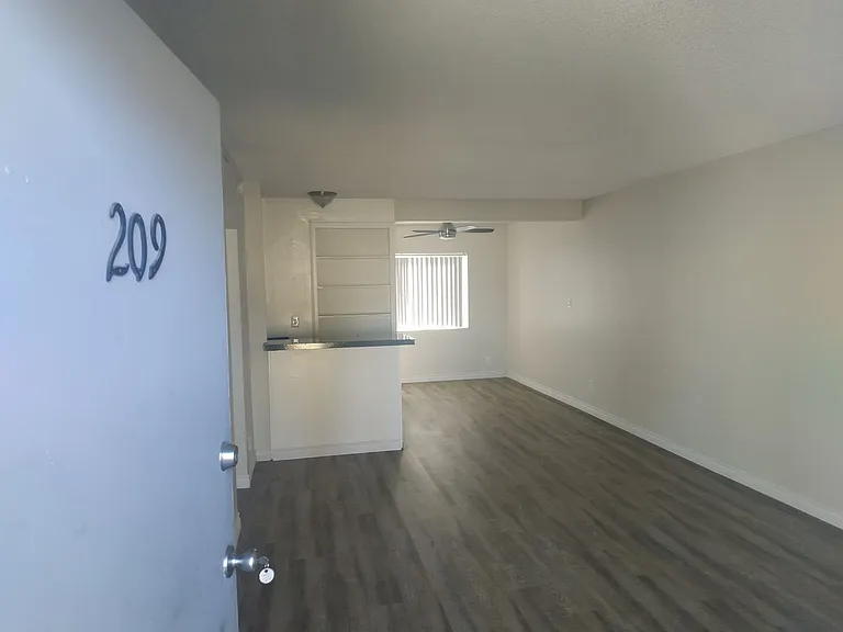 2 bed, 1.5 bath, 900 sqft, $2,015 — Photo 13