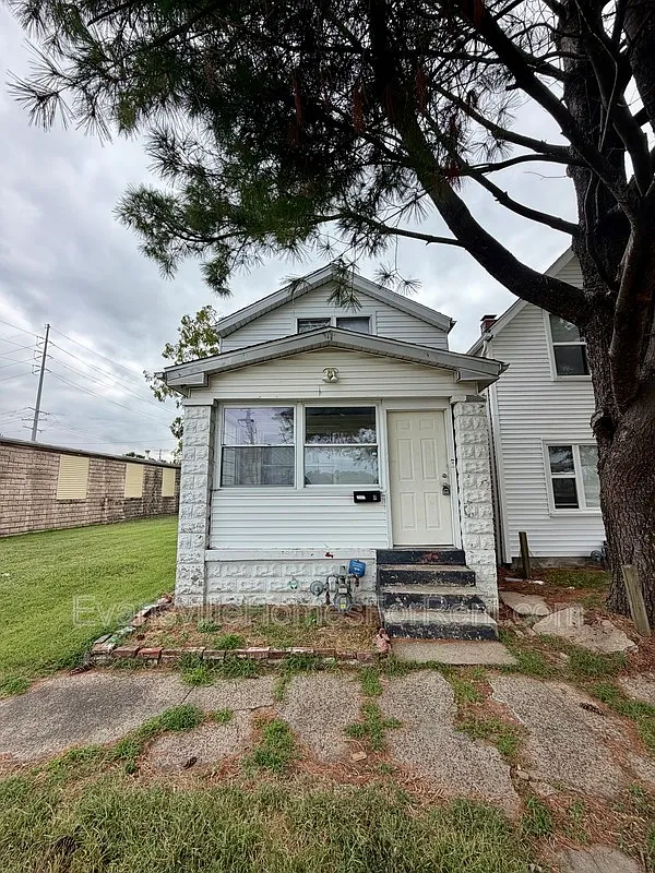 2 bed, 1.0 bath, 1408 sqft, $900 — Photo 1