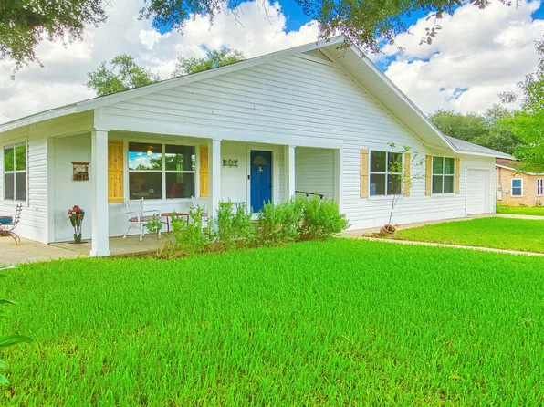 1504 H St, Floresville, TX 78114