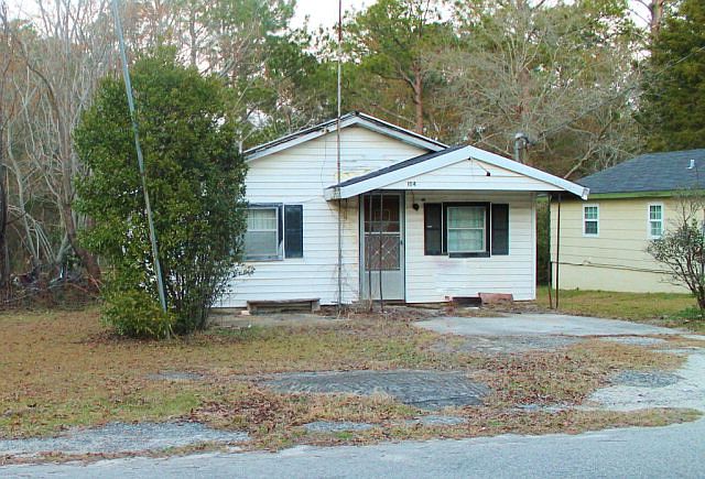2nd image of 104 Dexter St