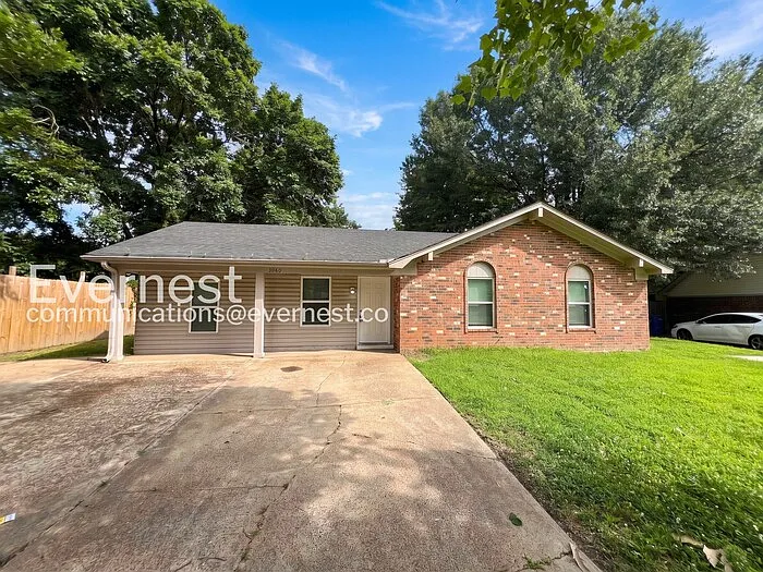 3060 Fairmeadow Dr — Photo 2