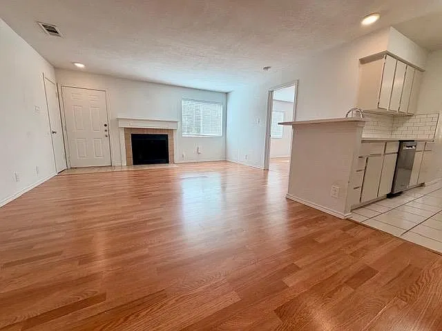 3 bed, 2.0 bath, 1914 sqft, $1,750 — Photo 1