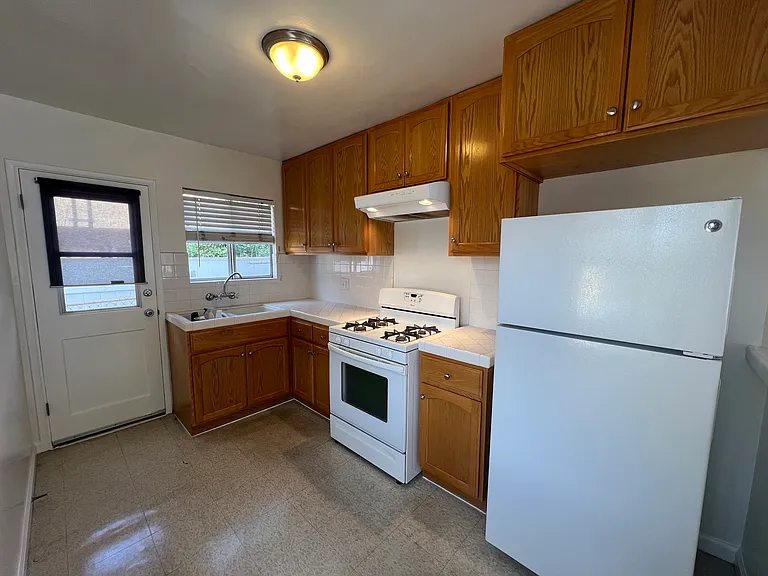 435 W Windsor Rd #B — Photo 5