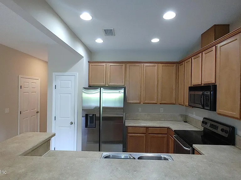 5976 Pavilion Dr — Photo 11