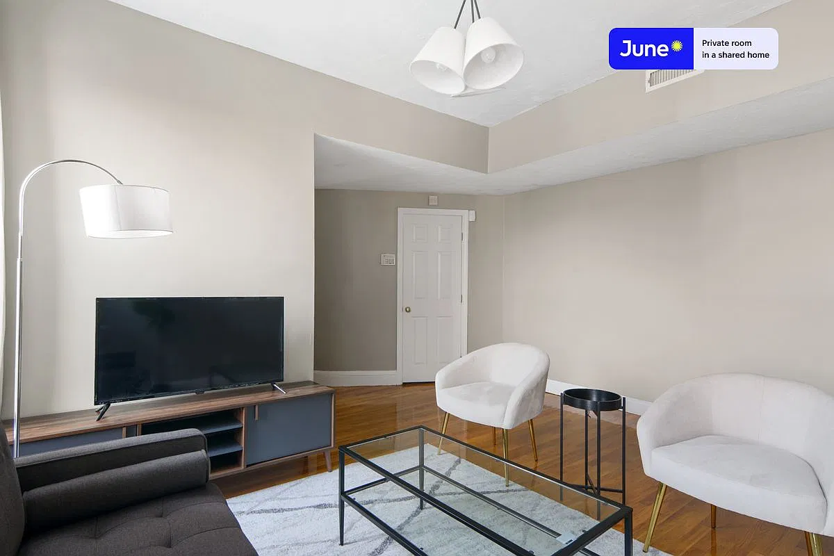 Queen bedroom in 4 bed/2 bath home in Allston #535 D — Photo 4