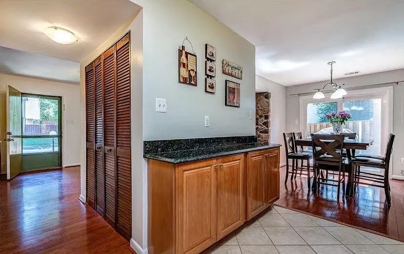 3 bed, 2.5 bath, 1300 sqft, $2,799 — Photo 3