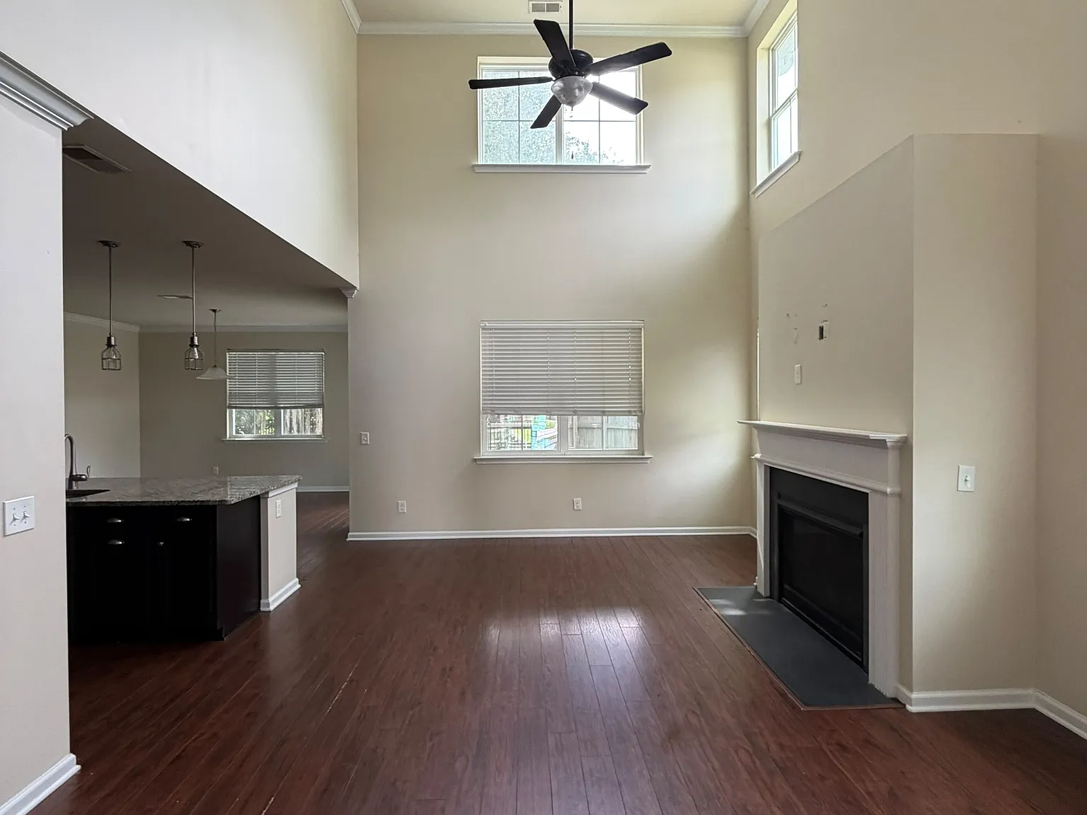 4 bed, 3.5 bath, 2400 sqft, $2,600 — Photo 4