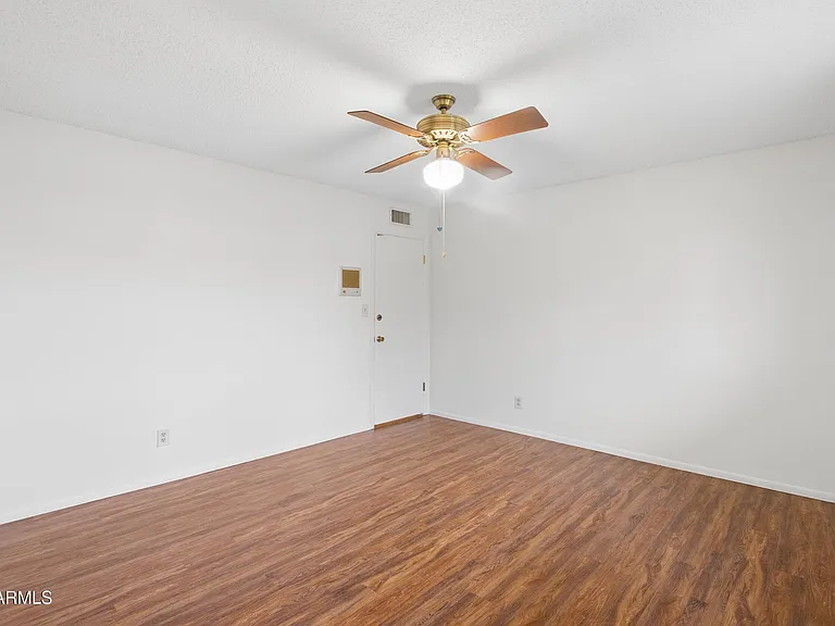 1014 E Balboa Cir — Photo 13