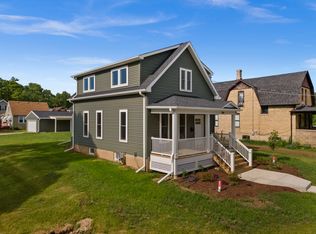 790 Wing St, Elgin, IL 60123