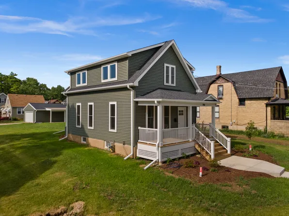 790 Wing St, Elgin, IL 60123