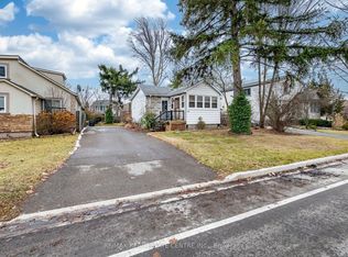 64 Eaglewood Blvd, Mississauga, ON L5G 1V4