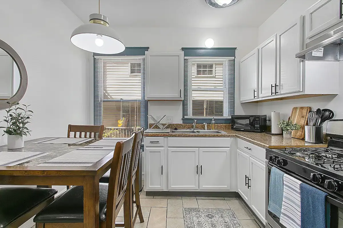 1424 W Walnut Street — Photo 3