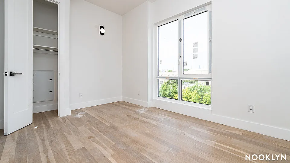 193 Graham Avenue — Photo 2