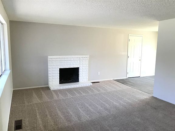 5th image of 301 N Carson Meadow Dr