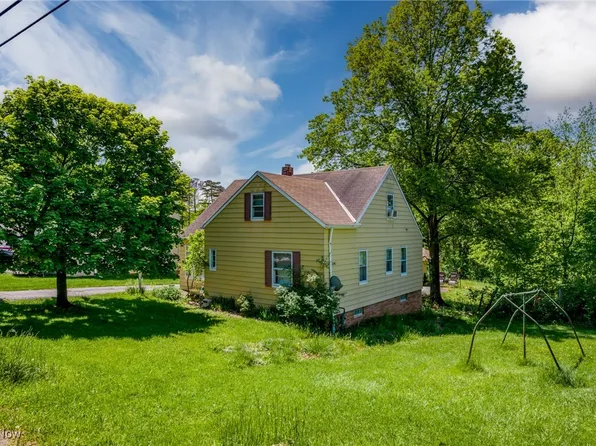 12824 Fruitside Rd, Garfield Heights, OH 44125