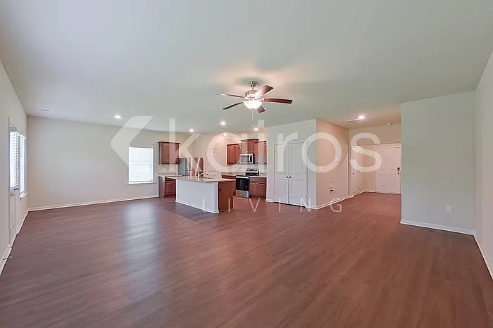 1103 Freedom Pkwy — Photo 4