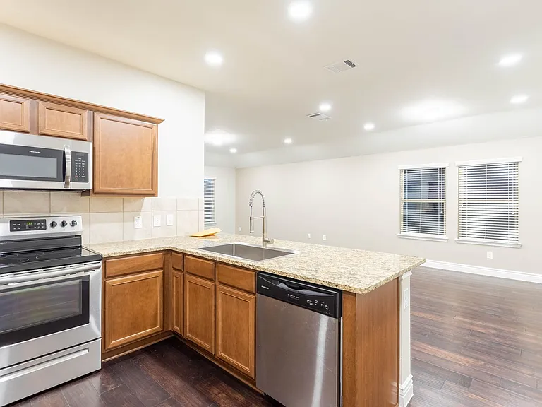 1009 Riverstone Trl — Photo 16
