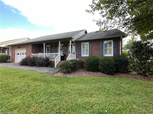 102 Forrest Oaks Dr, King, NC 27021