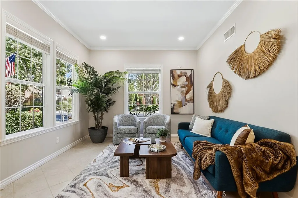 4 bed, 2.5 bath, 2113 sqft, $6,100 — Photo 3