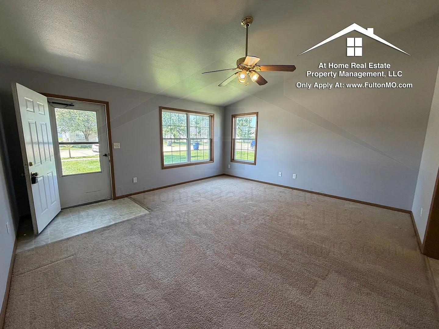 Sabre Circle 427429 Duplex — Photo 2