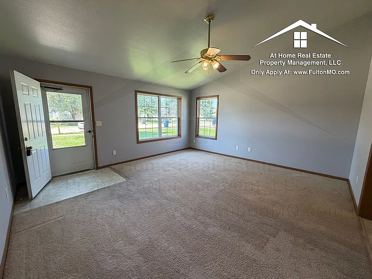 427429 Sabre Cir — Photo 2