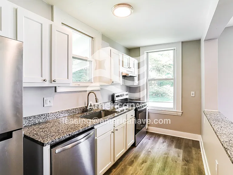 1352246_005_kitchen_5.jpg