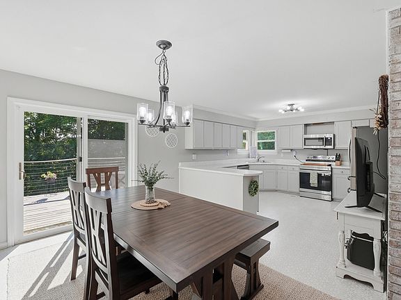 3rd image of 10212 Lovell Rd