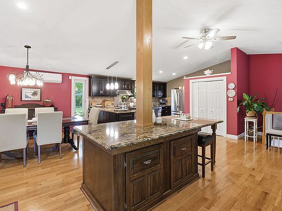 3rd image of 52 Washington St