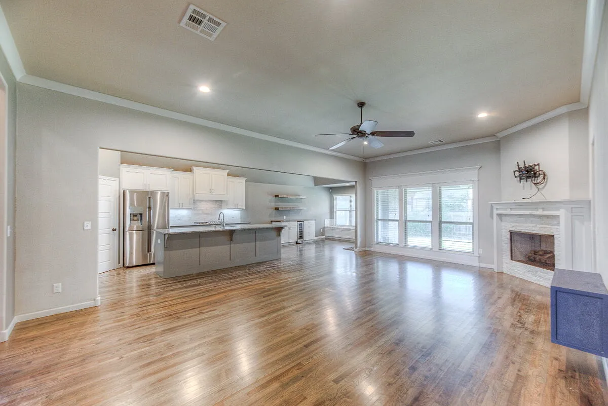 4 bed, 3.0 bath, 2835 sqft, $3,300 — Photo 4