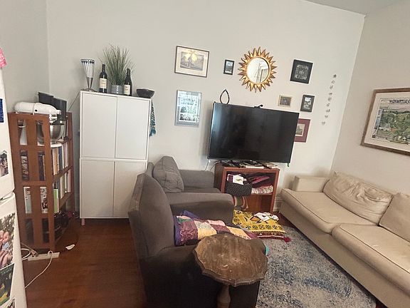 2nd image of 4711 Cedar Ave #1R