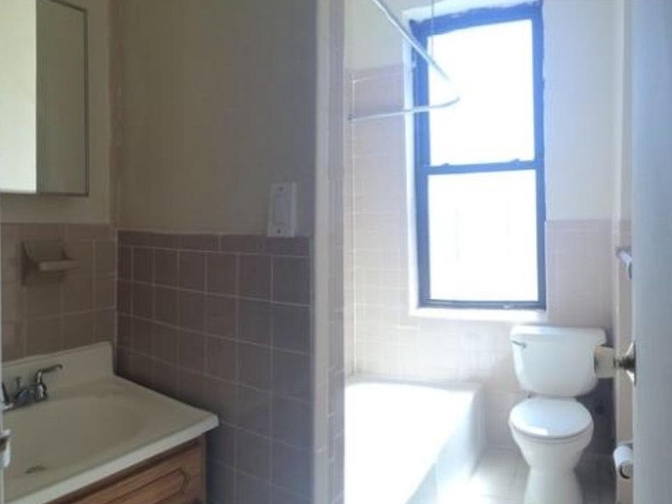 2nd image of 3940 Carpenter Ave APT 3K
