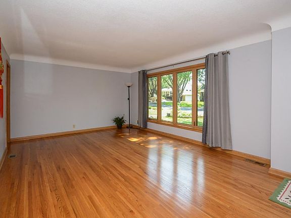 4th image of 955 Island Lake Ave