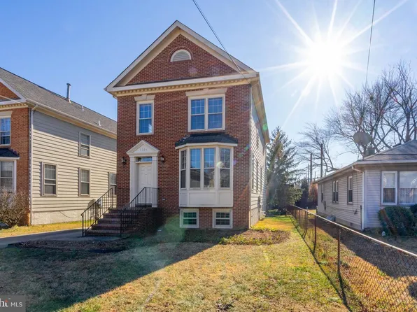 5724 4th St N, Arlington, VA 22205