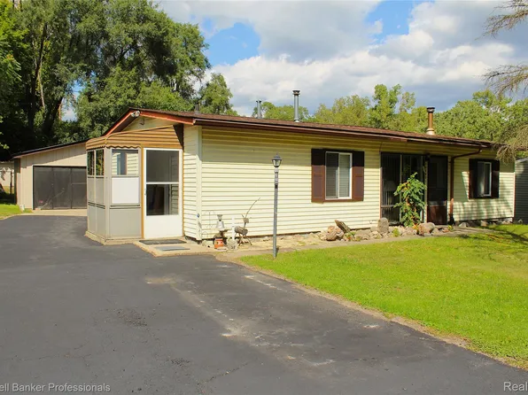 10593 Nine Mile Rd, Whitmore Lake, MI 48189