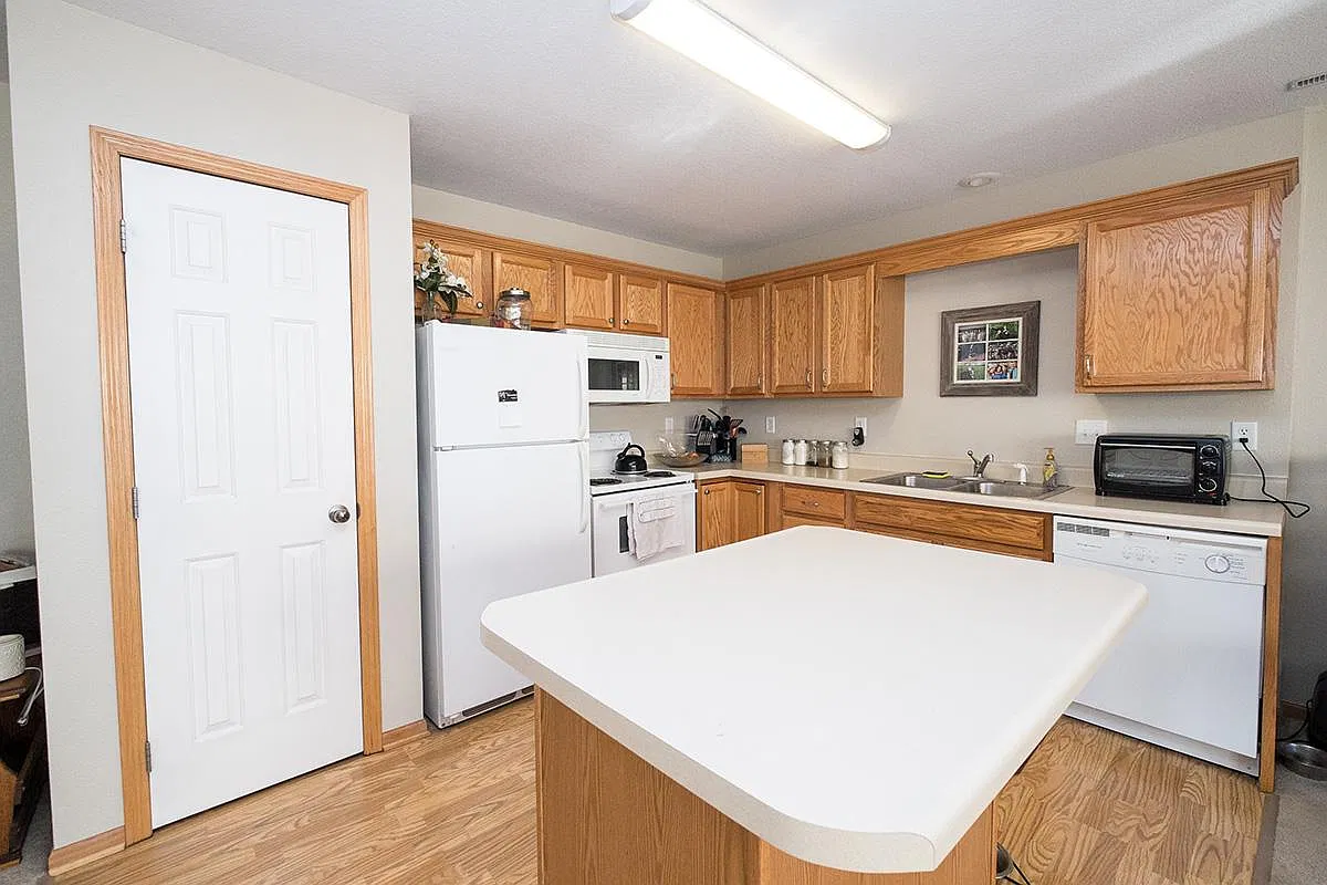 2 bed, 1.5 bath, 1100 sqft, $1,400 — Photo 3