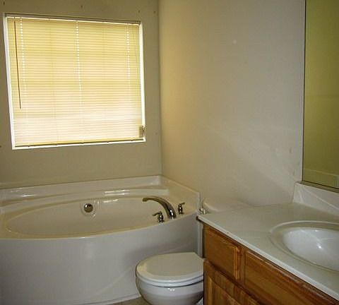 Master Bathroom w/Separate Shower and Garden Tub