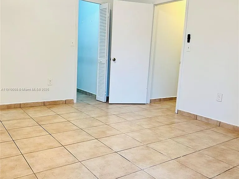 1101 NW 134th Pl — Photo 5