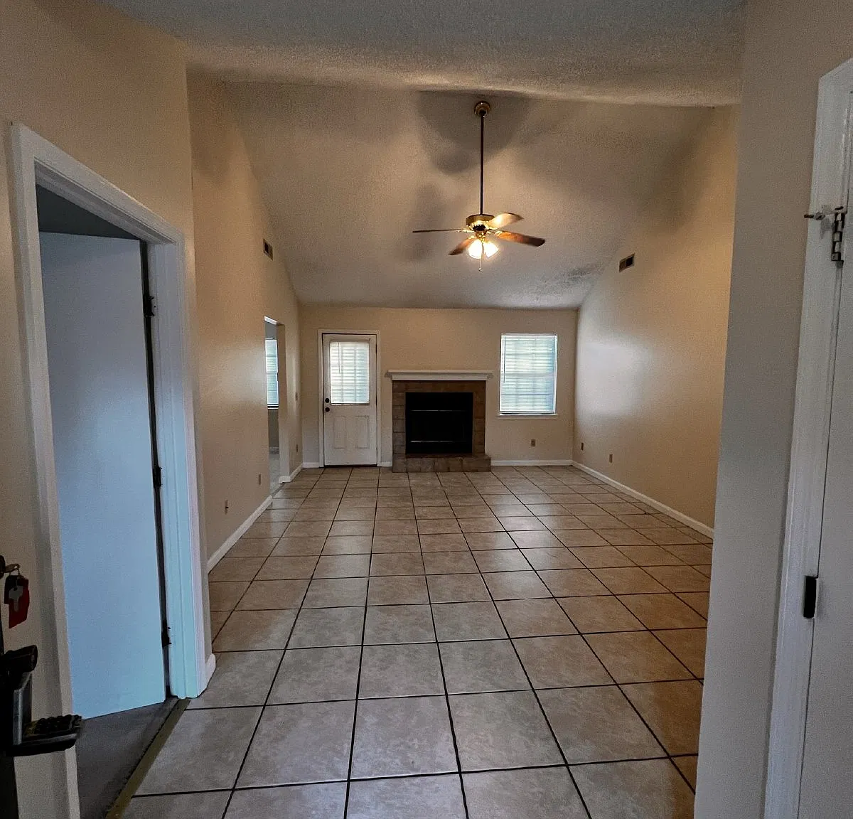 4 bed, 2.0 bath, 1471 sqft, $1,650 — Photo 2