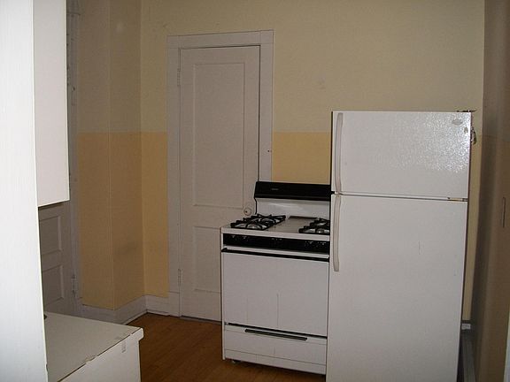 5th image of 2248 W Byron St Floor 1