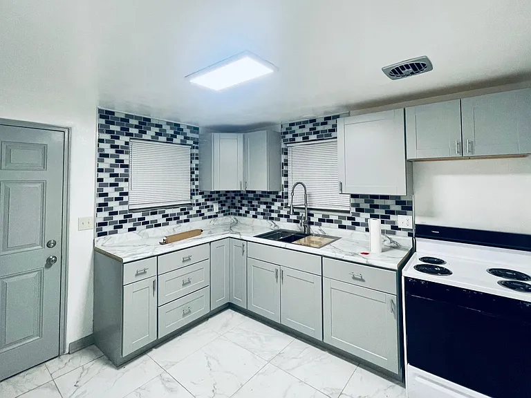 803 Burwood Ave #803 — Photo 6