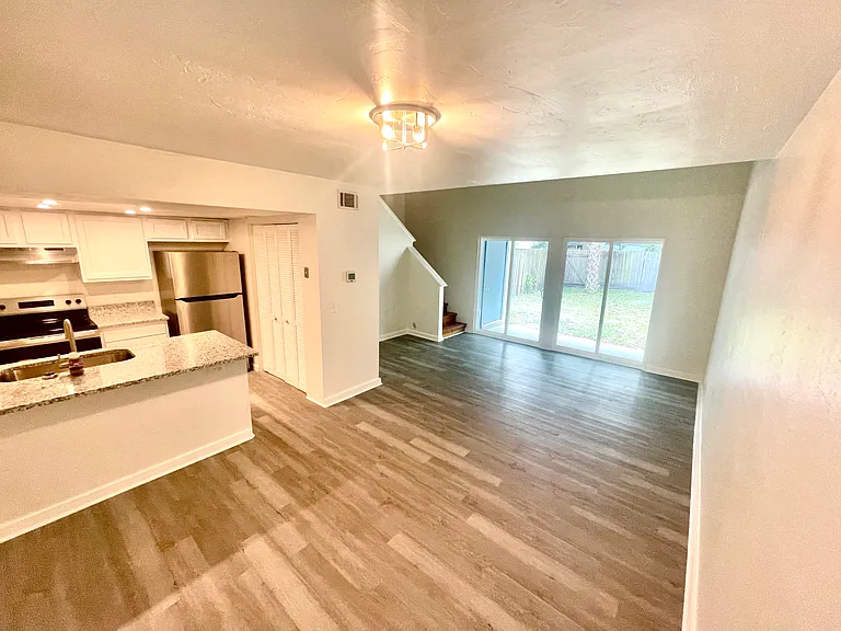 1254 Wonderwood Dr — Photo 4