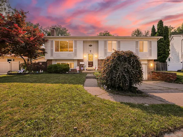 900 Surrey Hts, Westland, MI 48186