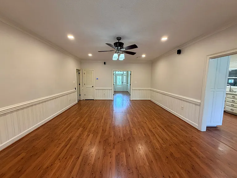 1009 Williamsburg Dr — Photo 13