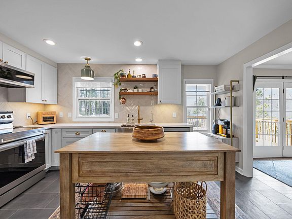 5th image of 209 Windfield Ct