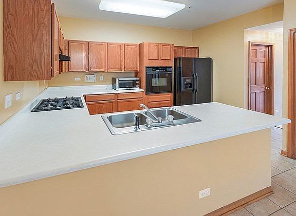 5th image of 837 March St