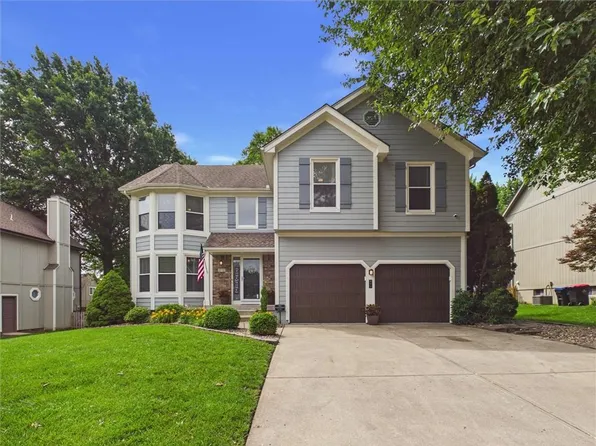 217 SE Sumpter Dr, Lees Summit, MO 64063